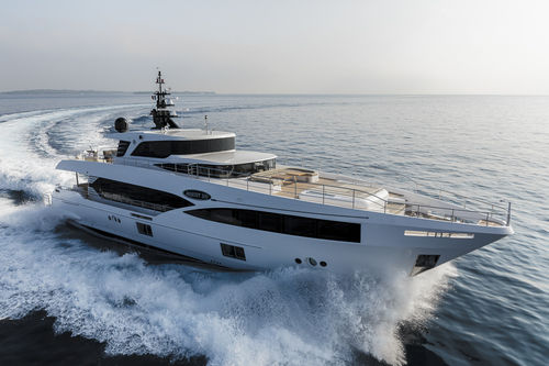 Superyacht für Kreuzfahrten - 100 - Majesty Yachts - Flybridge / Raised Pilothouse / Shaft-Drive