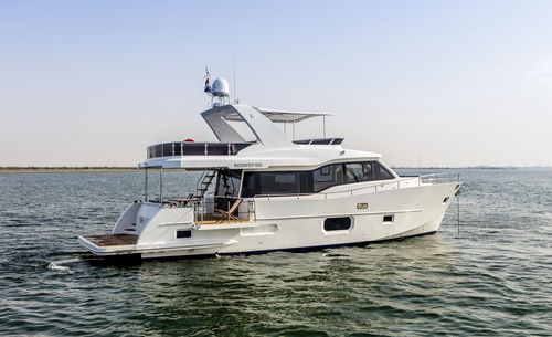 Motoryacht für Kreuzfahrten - Nomad 55 - Majesty Yachts - für Expeditionen / Versand / Flybridge