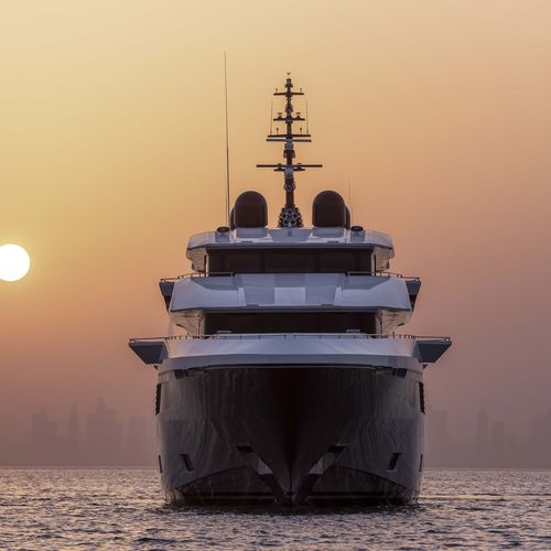 Megayacht für Kreuzfahrten - 175 - Majesty Yachts - Raised Pilothouse / Verbundwerkstoff / mit Pool