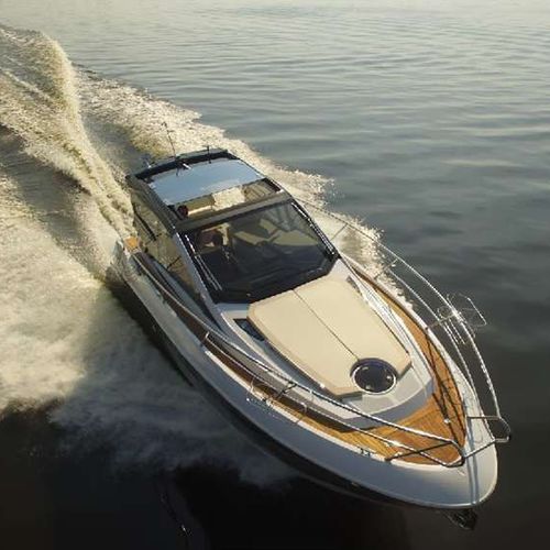 Express-Cruiser / Innenborder - 33 HT - Cobrey Yachts - zweimotorig / Hardtop / Sport