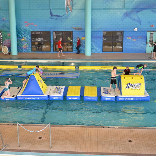 Plattform-Wasserspielgerät - Splash Trax Pool Course - RAVE Sports - Pyramide / für Wassersportzentrum / schwimmend