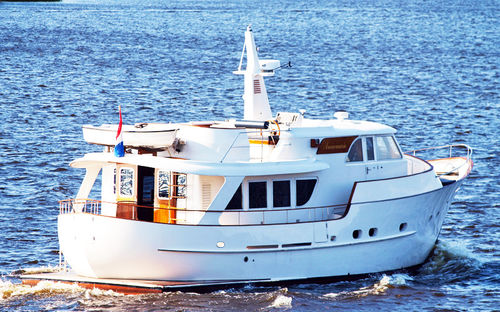 Express-Cruiser / Innenborder - DUTCHESS 49 - Neil Marine (Pvt) Ltd - zweimotorig / mit Steuerhaus / Propellerwelle