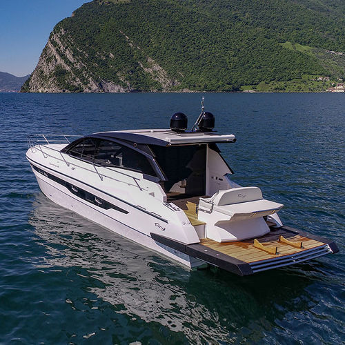 Express-Cruiser / Innenborder - COUPÈ 44 - RIO YACHTS - zweimotorig / mit Steuerhaus / Wasserski