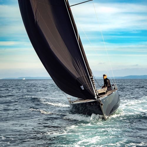 Segelboot für sportliches Fahrtensegeln - Code # - Black Pepper Yachts - Küstenfahrten / für Fahrten- und Regattasegeln / Regatta