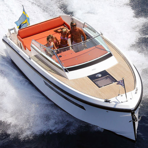 Express-Cruiser / Innenborder - 33  - Delta POwerboats - zweimotorig / Open / für Kreuzfahrten