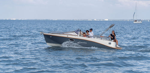 Innenborder-Konsolenboot - E-motion 610 - Stickl Kft - elektrisch / mit Seitenkonsole / max. 6 Personen