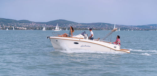 Innenborder-Konsolenboot - E-volution 660 Tour - Stickl Kft - elektrisch / mit Seitenkonsole / max. 8 Personen