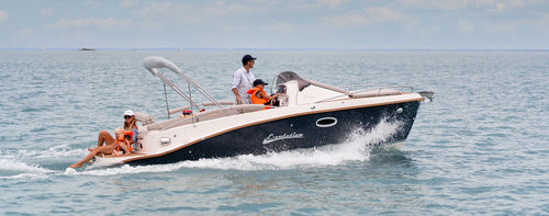 Innenborder-Konsolenboot - E-volution 660 - Stickl Kft - elektrisch / mit Seitenkonsole / Sport