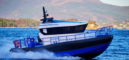 Berufsschiff / Berufsschiff für Fischerei - 33 M3 SEAWORK SHUTTLE - HUKKELBERG BOATS - Innenborder / Diesel / Verbundwerkstoff