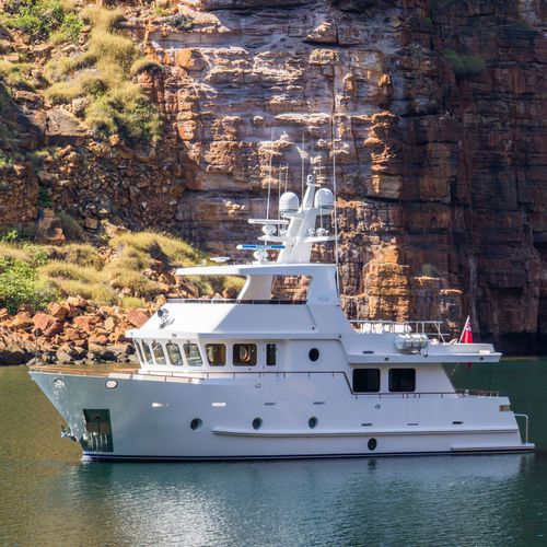Motoryacht für Kreuzfahrten - B 65 - Bering Yachts - Versand / Flybridge / 3 Kabinen