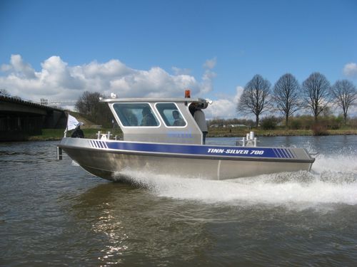 Außenborder-Konsolenboot - 700 Cabin - Tinn-Silver aluminium boats - Innenborder / mit geschlossenem Cockpit / Aluminium