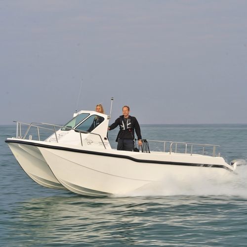 Katamaran-Konsolenboot - West Coast Run - Cheetah Marine - Außenborder / zweimotorig / Sportfischer