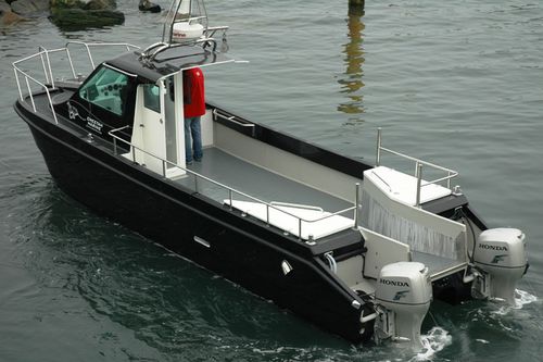 Angelboot für Tagesfahrten / Katamaran - Gusto - Cheetah Marine - Außenborder / zweimotorig / mit geschlossenem Cockpit