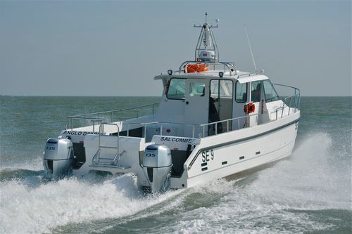 Angelboot für Tagesfahrten / Katamaran - Anglo Dawn - Cheetah Marine - Außenborder / zweimotorig / mit geschlossenem Cockpit