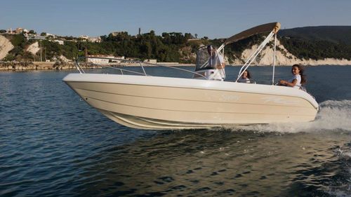 Außenborder-Konsolenboot - SUNNY - SOCIETA' CONERO sas - mit Mittelkonsole / Glasfaser / max. 7 Personen