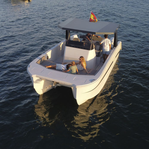 Katamaran-Konsolenboot - K 28 - Kattum Yachts - Außenborder / zweimotorig / mit Mittelkonsole