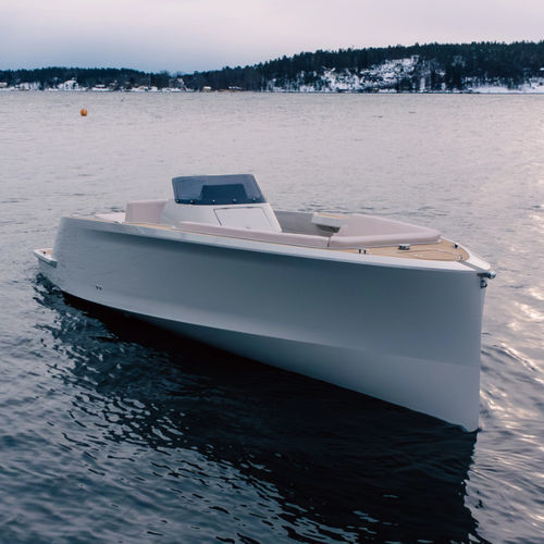 Elektrisches Konsolenboot - ESEA F800 - ESEA BOATS B.V. - mit Mittelkonsole / POD-Antrieb / Sonnendeck