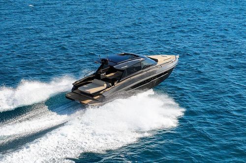 Express-Cruiser / Innenborder - 3X - Focus Motor Yachts - zweimotorig / Hardtop / Sport