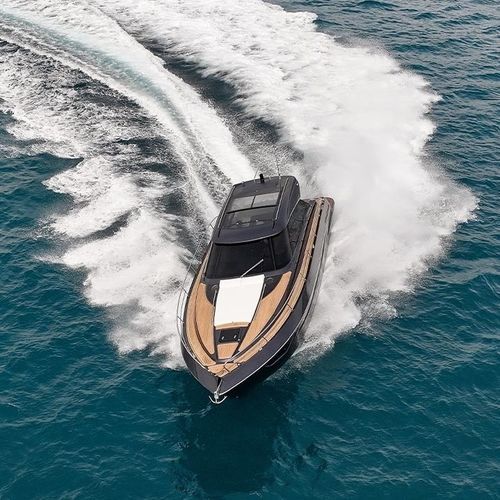 Express-Cruiser / Innenborder - Power 44 - Focus Motor Yachts - zweimotorig / Hardtop / für Kreuzfahrten
