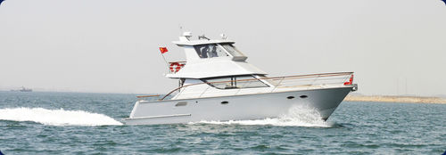 Express-Cruiser / Katamaran - aurora (dalian) yachts co ltd - Innenborder / Diesel / zweimotorig
