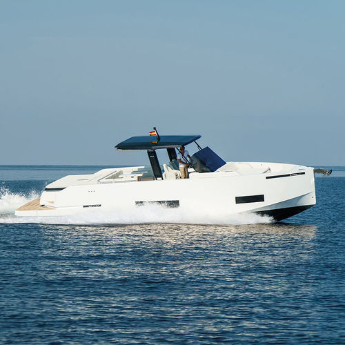 Express-Cruiser / Innenborder - D42 - De Antonio Yachts - dreimotorig / Open / mit Mittelkonsole