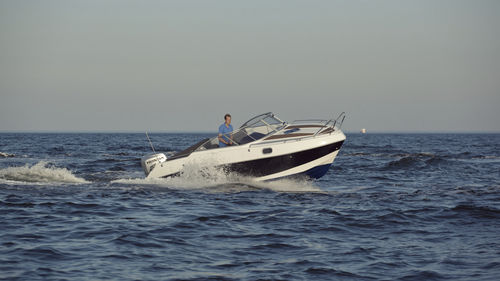 Außenborder-Daycruiser - 660 Cabin - Admiral Boats S.A.