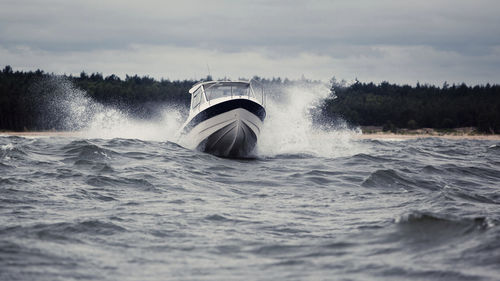 Cabin-Cruiser / Außenborder - Tuna 665 PilotHouse - Admiral Boats S.A. - Hardtop / Sportfischer / max. 8 Personen