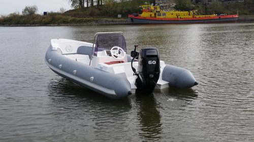 Außenborder-Schlauchboot - Admiral 460 R - Admiral Boats S.A. - halbstarr / mit Mittelkonsole / max. 6 Personen