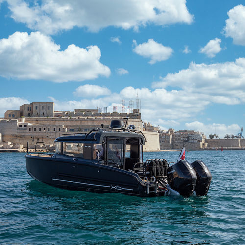 Cabin-Cruiser / Außenborder - EXPLR 10 + - XO Boats - zweimotorig / mit geschlossenem Cockpit / Sport