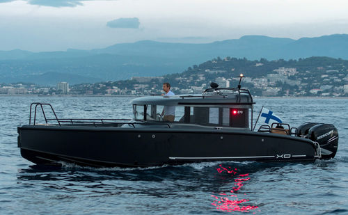 Cabin-Cruiser / Außenborder - EXPLR 10 - XO Boats - zweimotorig / mit geschlossenem Cockpit / Sport