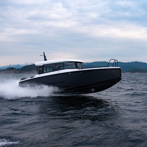 Cabin-Cruiser / Außenborder - EXPLR 9 - XO Boats - mit geschlossenem Cockpit / Aluminium / max. 8 Personen