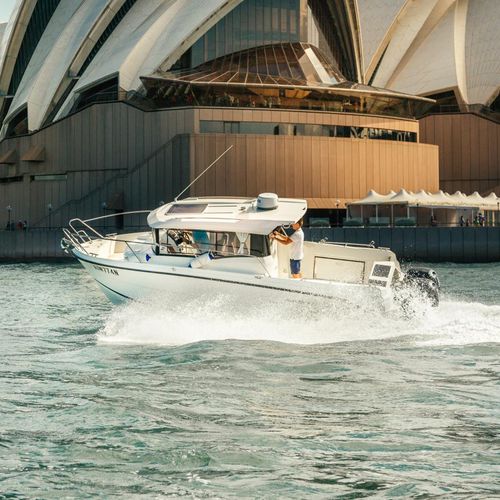 Angelboot für Tagesfahrten / Außenborder - 800 PILOTHOUSE - Parker Poland - zweimotorig / mit geschlossenem Cockpit / max. 8 Personen