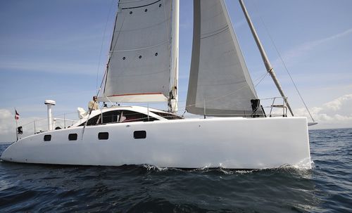 Katamaran - Class 4  - O-Yachts - für Kreuzfahrten / Regatta / 4 Kabinen