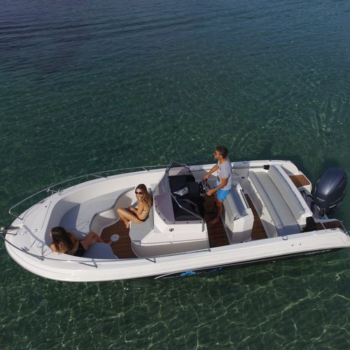 Außenborder-Konsolenboot - 670 - Pacific Craft - mit Mittelkonsole / max. 10 Personen / Sonnendeck