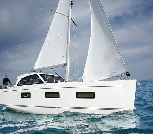 Segelboot für Kreuzfahrten - 42 - ALBATROSS YACHTS - mit geschlossener Flybridge / Bugspriet