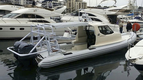 Außenborder-Schlauchboot - Fluid Watercraft - zweimotorig / halbstarr / mit geschlossenem Cockpit