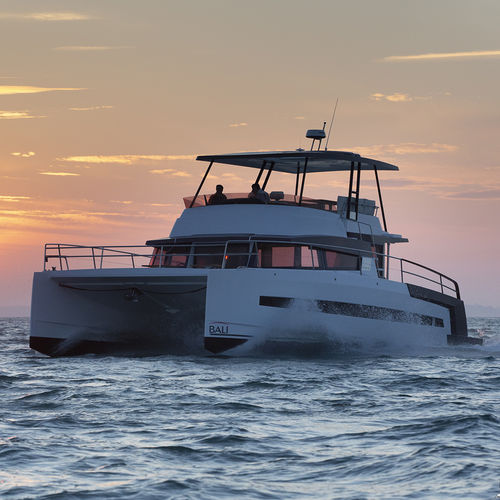 Express-Cruiser / Katamaran - 4.3 MY - BALI CATAMARANS  - Innenborder / zweimotorig / Flybridge