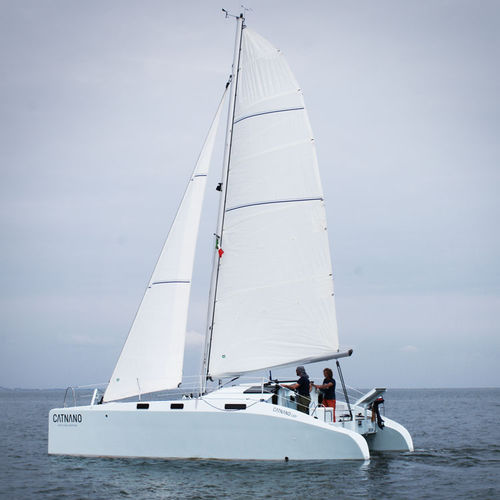 Katamaran - CATNANO - für Kreuzfahrten / 2 Kabinen / mit Mittelcockpit