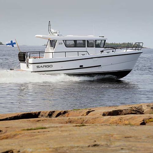 Express-Cruiser / Innenborder - 33 - SARGO BOATS / Sarins Batar Oy Ab - zweimotorig / Hardtop / 2 Kabinen