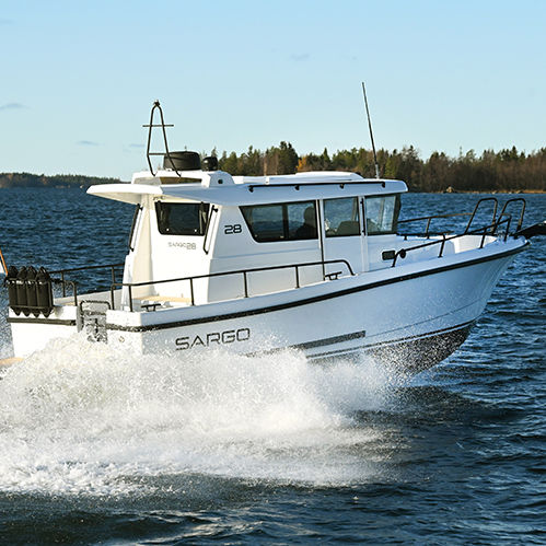 Cabin-Cruiser / Innenborder - 28  - SARGO BOATS / Sarins Batar Oy Ab - mit Steuerhaus / 2 Kabinen / 2 Kojen