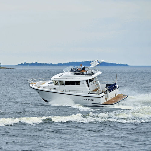 Express-Cruiser / Innenborder - 36  - SARGO BOATS / Sarins Batar Oy Ab - zweimotorig / Verdränger Rumpf / Flybridge