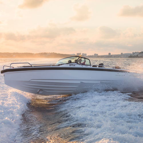 Außenborder-Konsolenboot - 28  - Axopar Boats Oy - mit Mittelkonsole / Wasserski / für Kreuzfahrten
