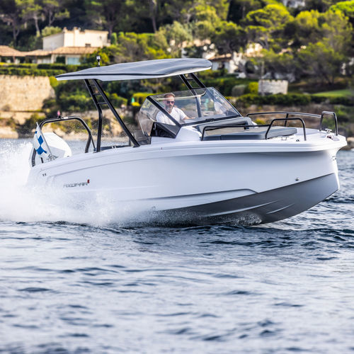 Cabin-Cruiser / Außenborder - 25 CROSS TOP - Axopar Boats Oy - Open / mit Mittelkonsole / Crossover