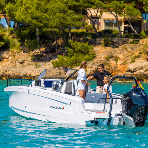 Cabin-Cruiser / Außenborder - 25 Cross Bow - Axopar Boats Oy - Open / mit Mittelkonsole / für Angelsport