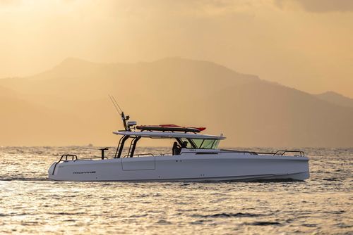 Express-Cruiser / Außenborder - 45 Cross Top - Axopar Boats Oy - hybrid / zweimotorig / dreimotorig