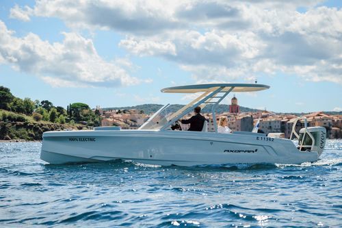Außenborder-Konsolenboot - AX/E 22 - Axopar Boats Oy - elektrisch / Stufenrumpf / mit Mittelkonsole