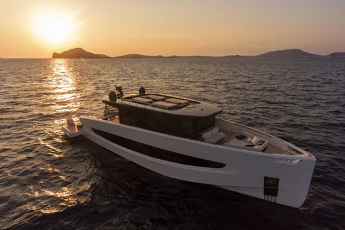 Motoryacht für Kreuzfahrten - V8 - Evo Yachts - Hardtop / IPS / 4 Kabinen