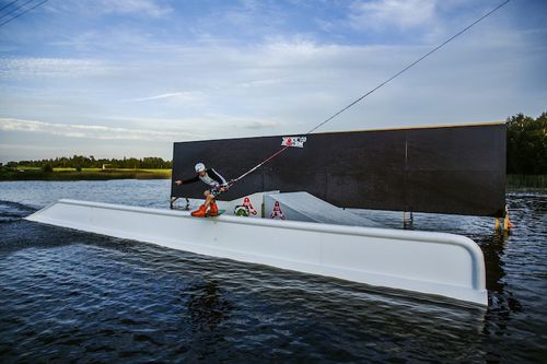 Schwimmende Wakeboard Rampe - Snow & Wakeboard Solutions LLC