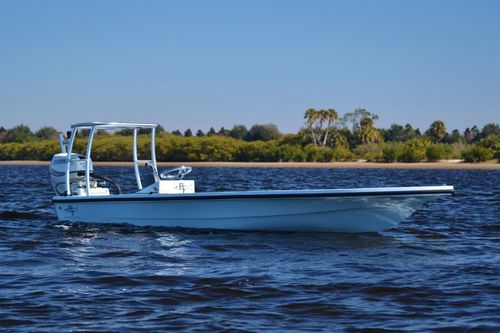 Flat-Boat / Außenborder - Micro - Beavertail Skiffs - Open / mit Seitenkonsole / Sportfischer