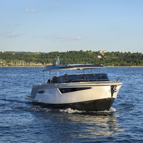 Innenborder-Konsolenboot - 28  - ALFASTREET YACHTS - Gleiter / mit Seitenkonsole / Hardtop